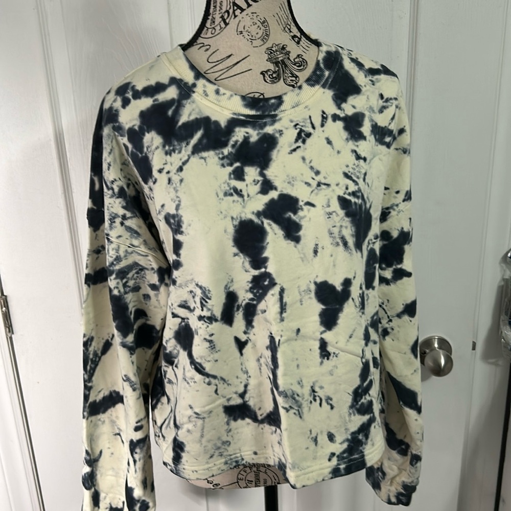 Gently used LE LIS tie dye sweatshirt navy blue & white, size M